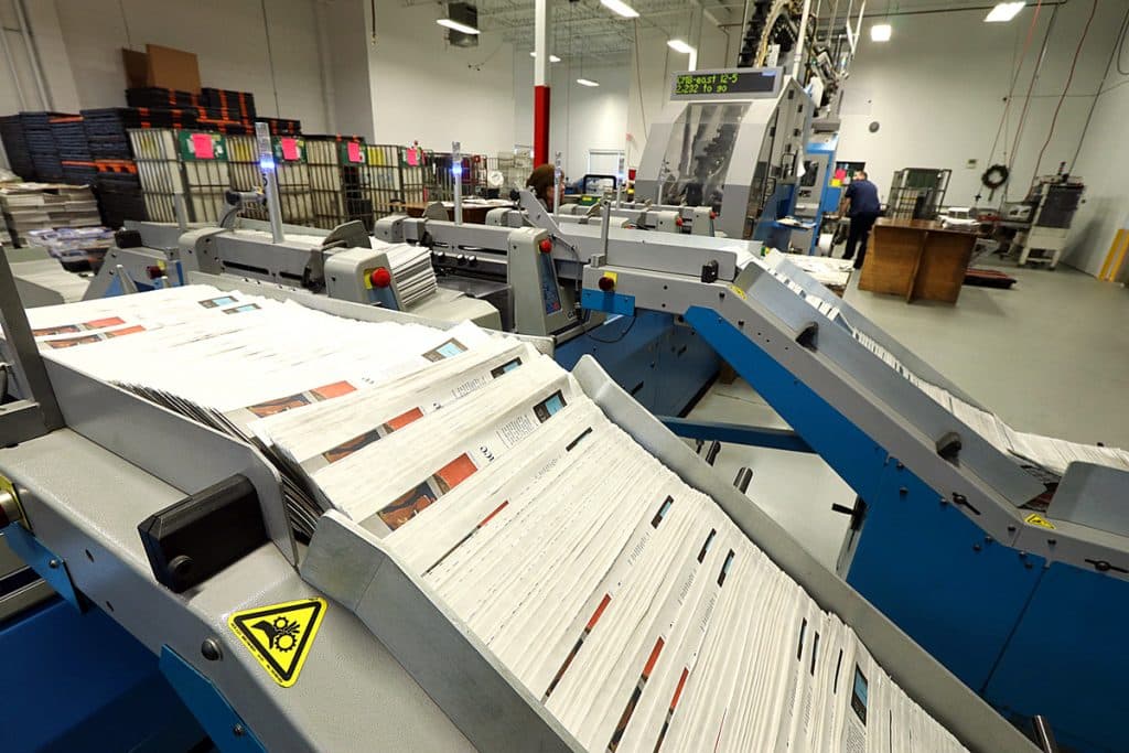 Dây chuyền gia công sau in tại xưởng Smart Print
